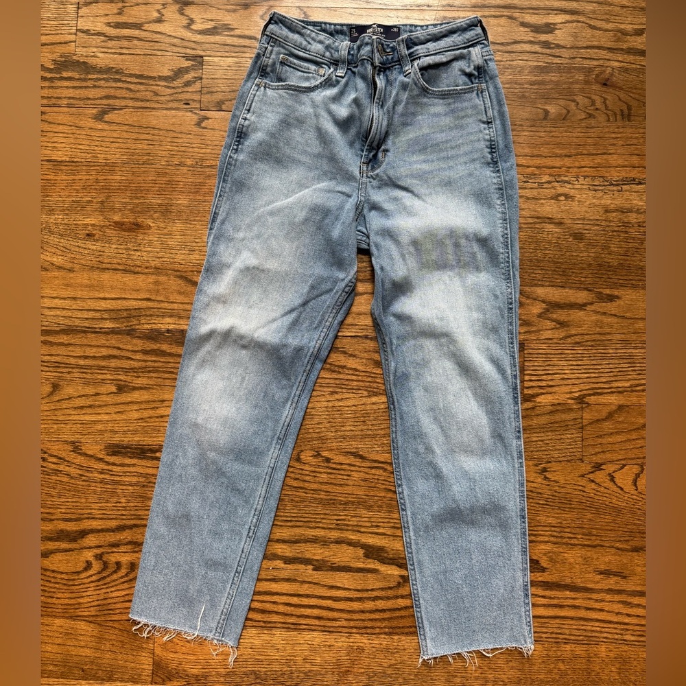 Hollister Ultra High-Rise Mom Jean with Frayed Hem, size 26 S